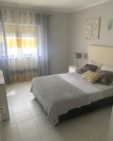 Frente á *